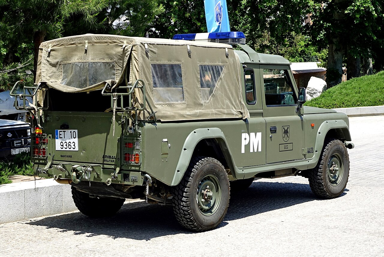 Spanish Army military police Santana Aníbal soft top, ET 10 9363 — canvas tilt over the rear body, white 'PM' lettering and a blue light bar on the cab roof