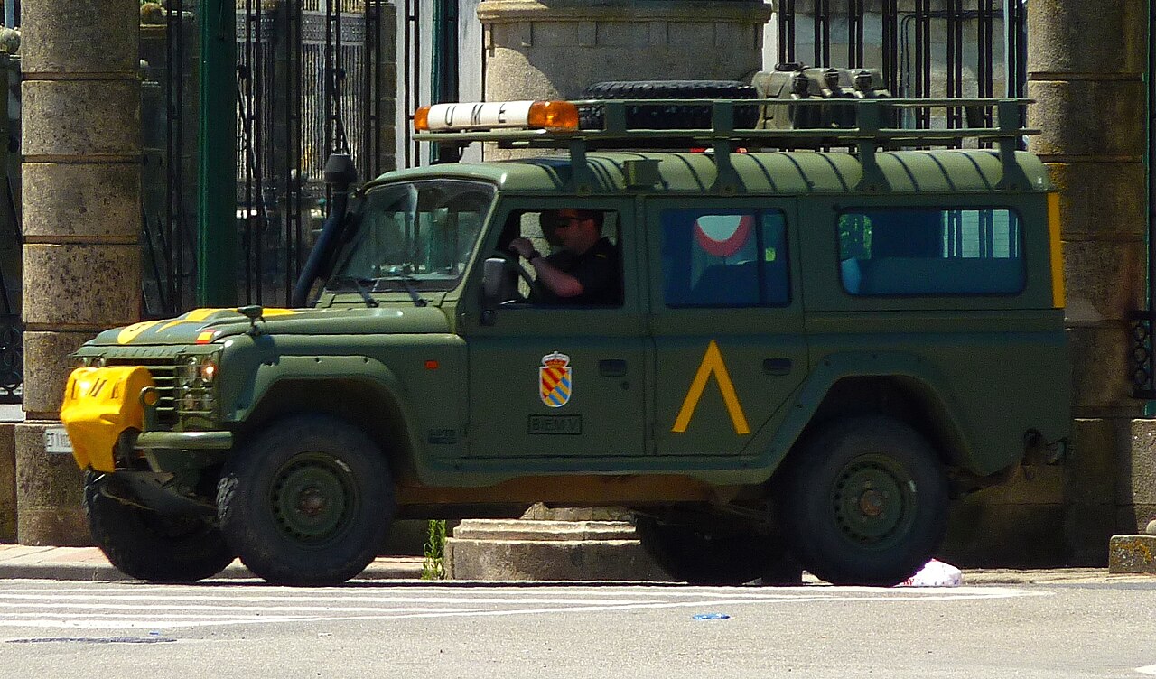 Unidad Militar de Emergencias Santana Aníbal station wagon marked for BIEM V — yellow front bumper and door chevron, UME roof light bar, roof rack and snorkel