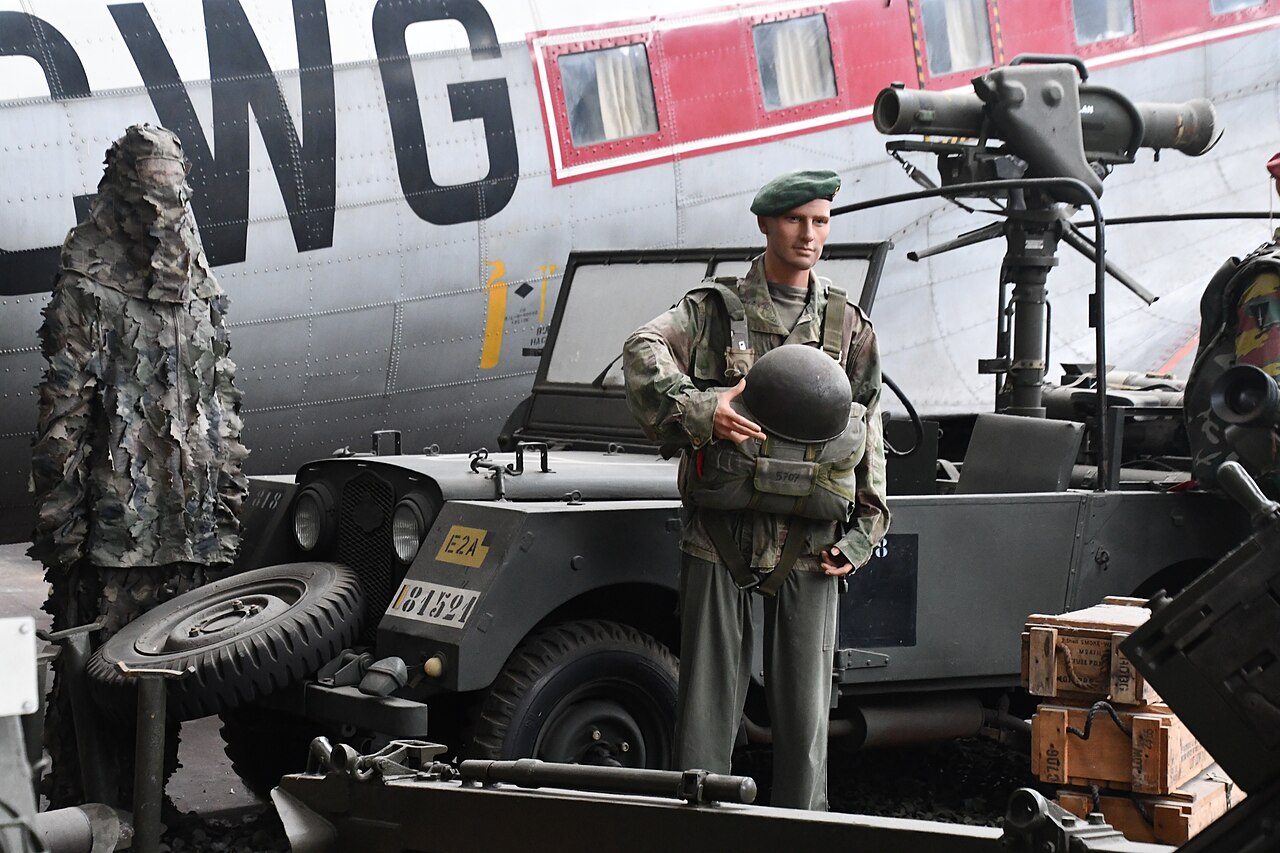Armed reconnaissance Minerva TT ('Jeep Recce Minerva Modèle 1952') with twin forward machine guns, displayed with a Para-Commando diorama at the Royal Museum of the Armed Forces and Military History, Brussels