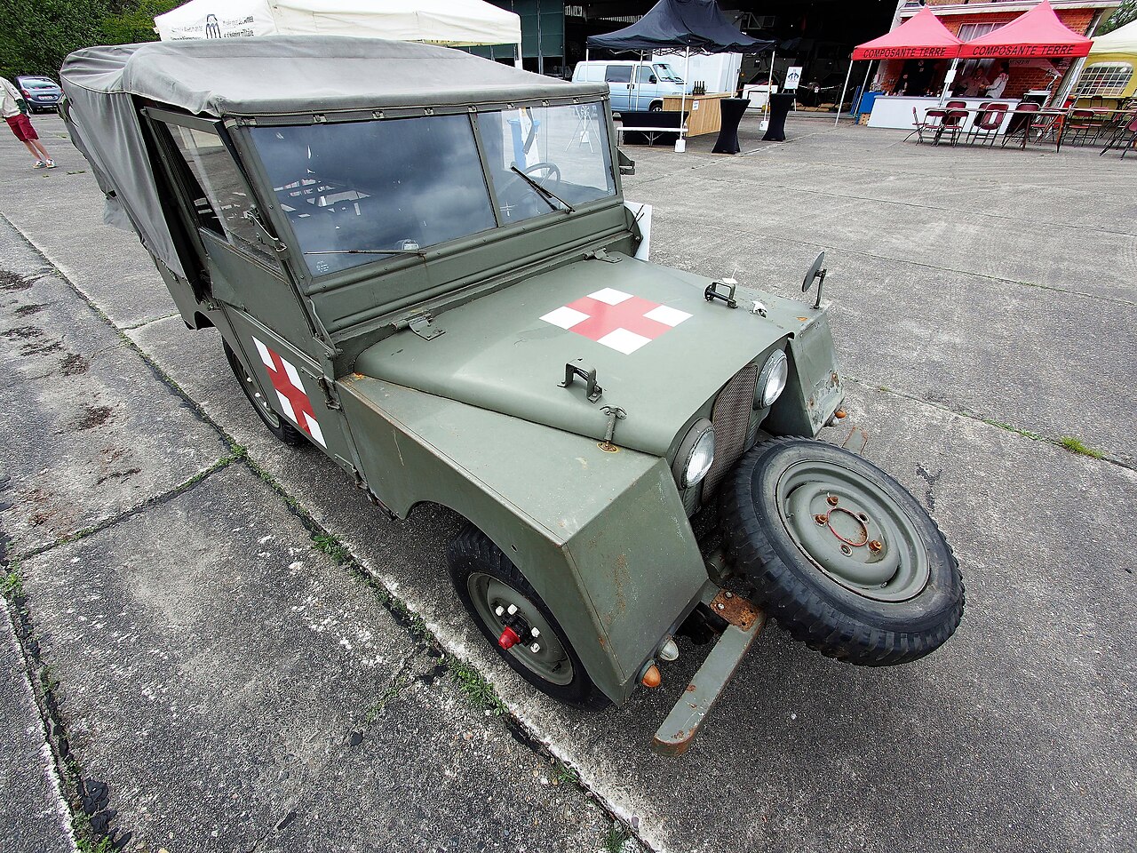 Minerva TT military ambulance with red-cross bonnet marking and sloped front wings, Gunfire Artilleriemuseum, Brasschaat, 2017