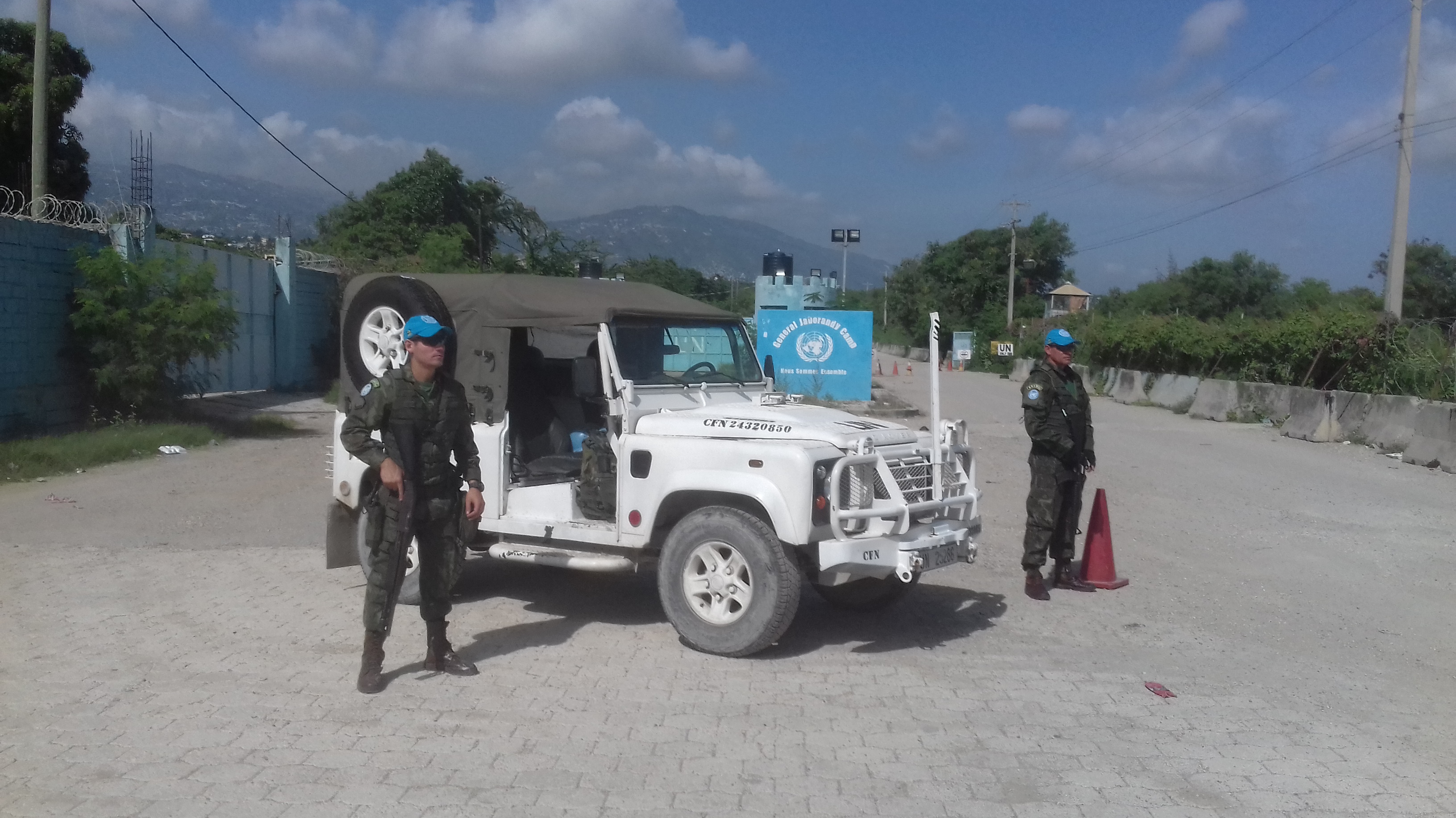 Doorless Defender 90 at a MINUSTAH checkpoint, May 2017 — the reference for this model; linked only.