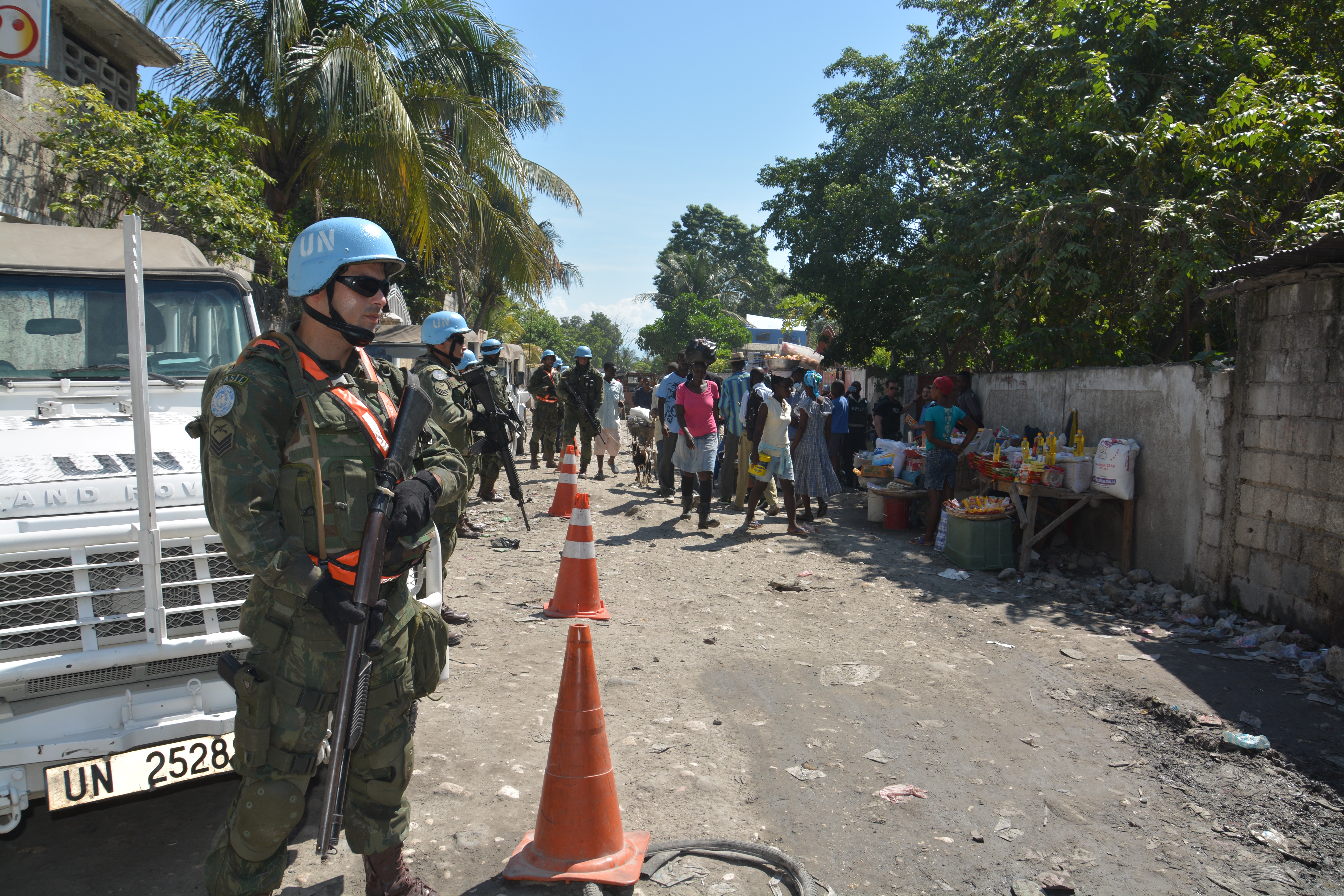 UN plate and A-bar detail on a Brazilian marines Defender in Haiti; linked only.