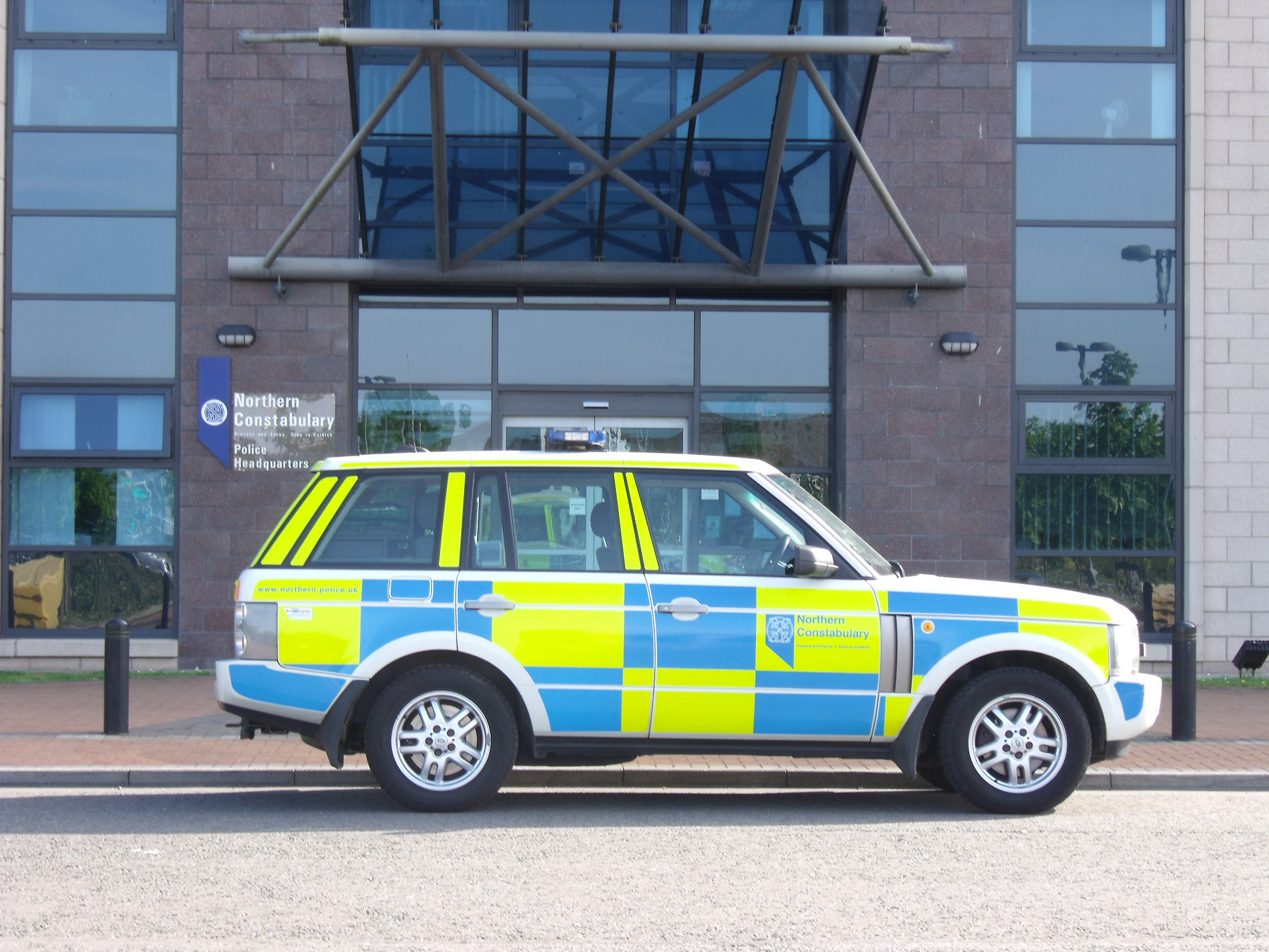 Northern Constabulary Range Rover L322 in Battenburg livery at Police Headquarters, Inverness, May 2009