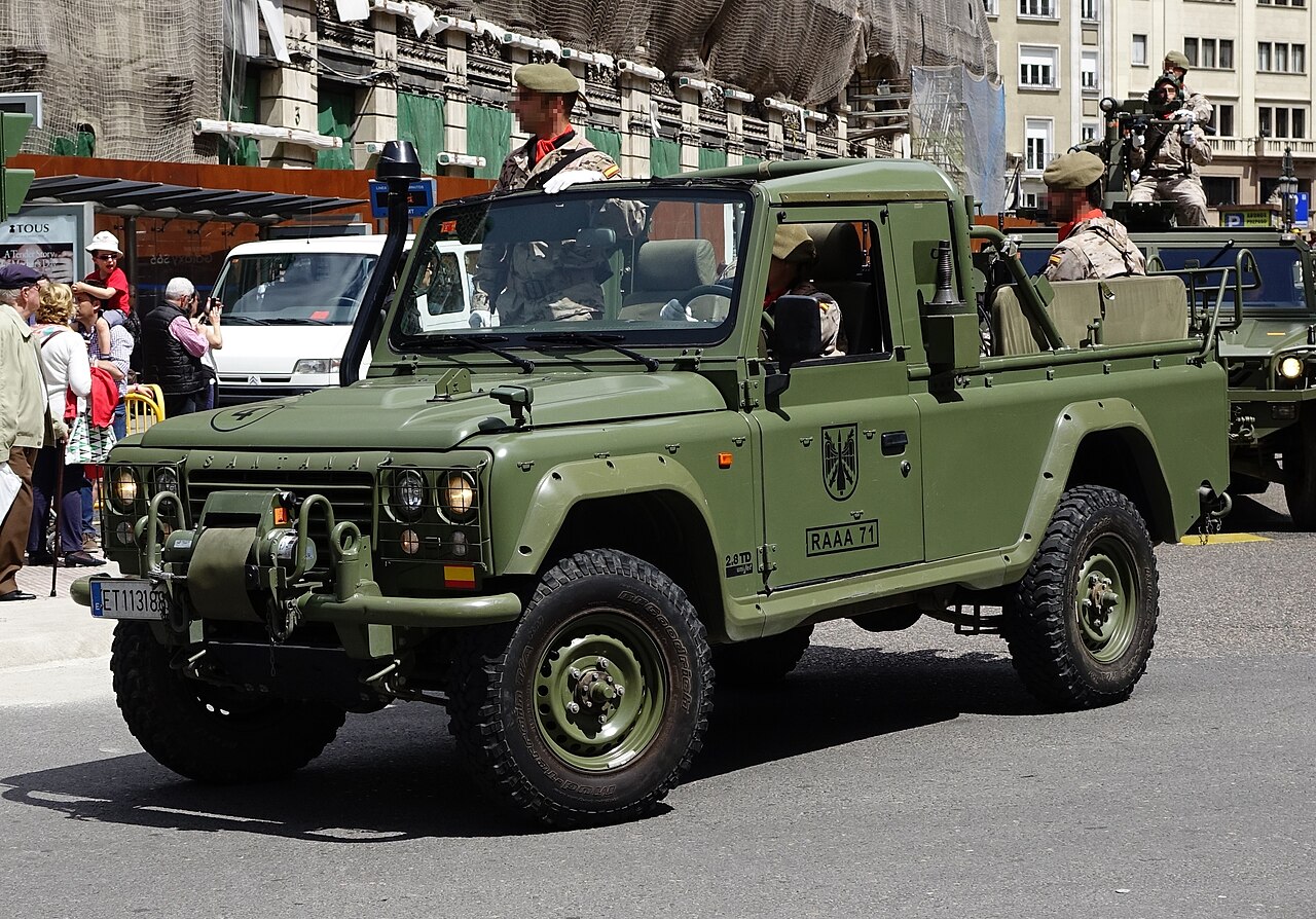 The related open cab-top Aníbal on parade with Regimiento de Artillería Antiaérea 71 — same two-door cab but with the hood struck and a roll bar over the rear bench seats, rather than the canvas tilt