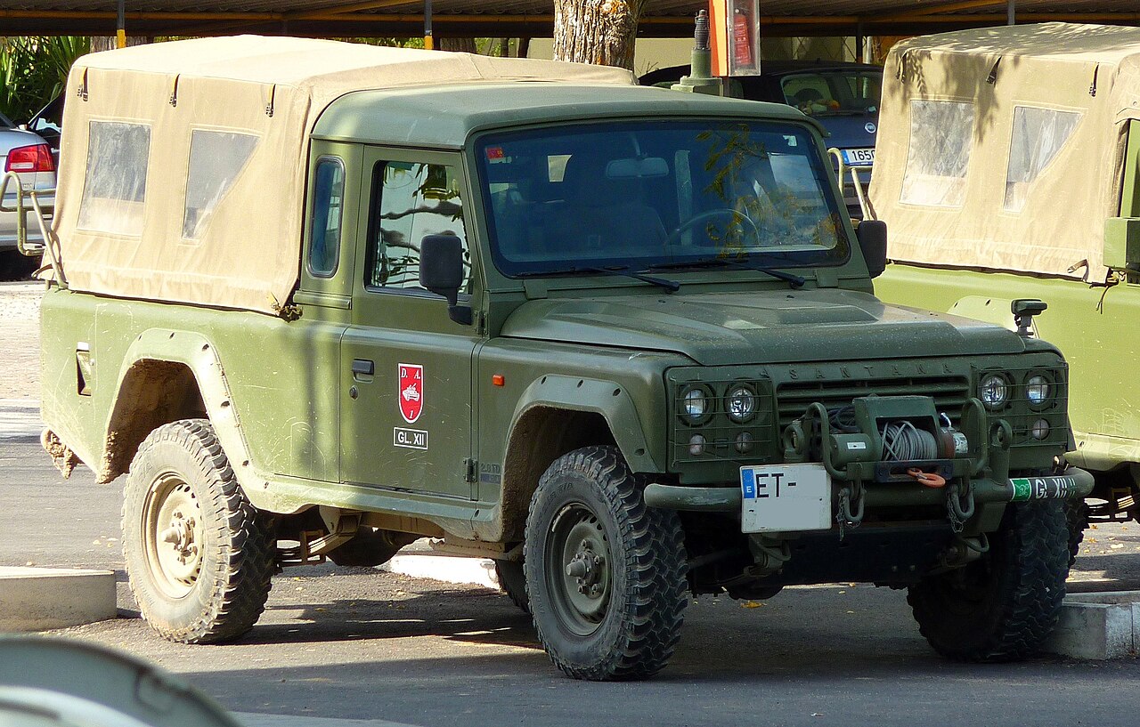 Soft-top Santana Aníbal of the Spanish Army with a tan canvas tilt over the rear body, marked for Grupo Logístico XII — winch, lamp guards and snorkel fitted