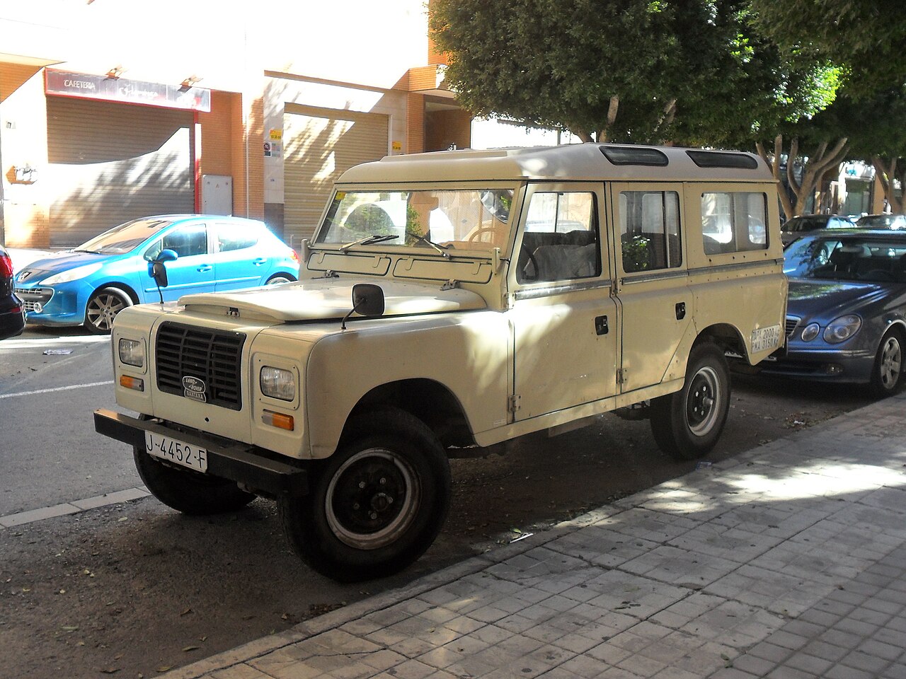 Santana Cazorla five-door station wagon in cream, on Jaén plates — square SEAT 127 headlamps, glassfibre roof with vent hatches and four alpine windows