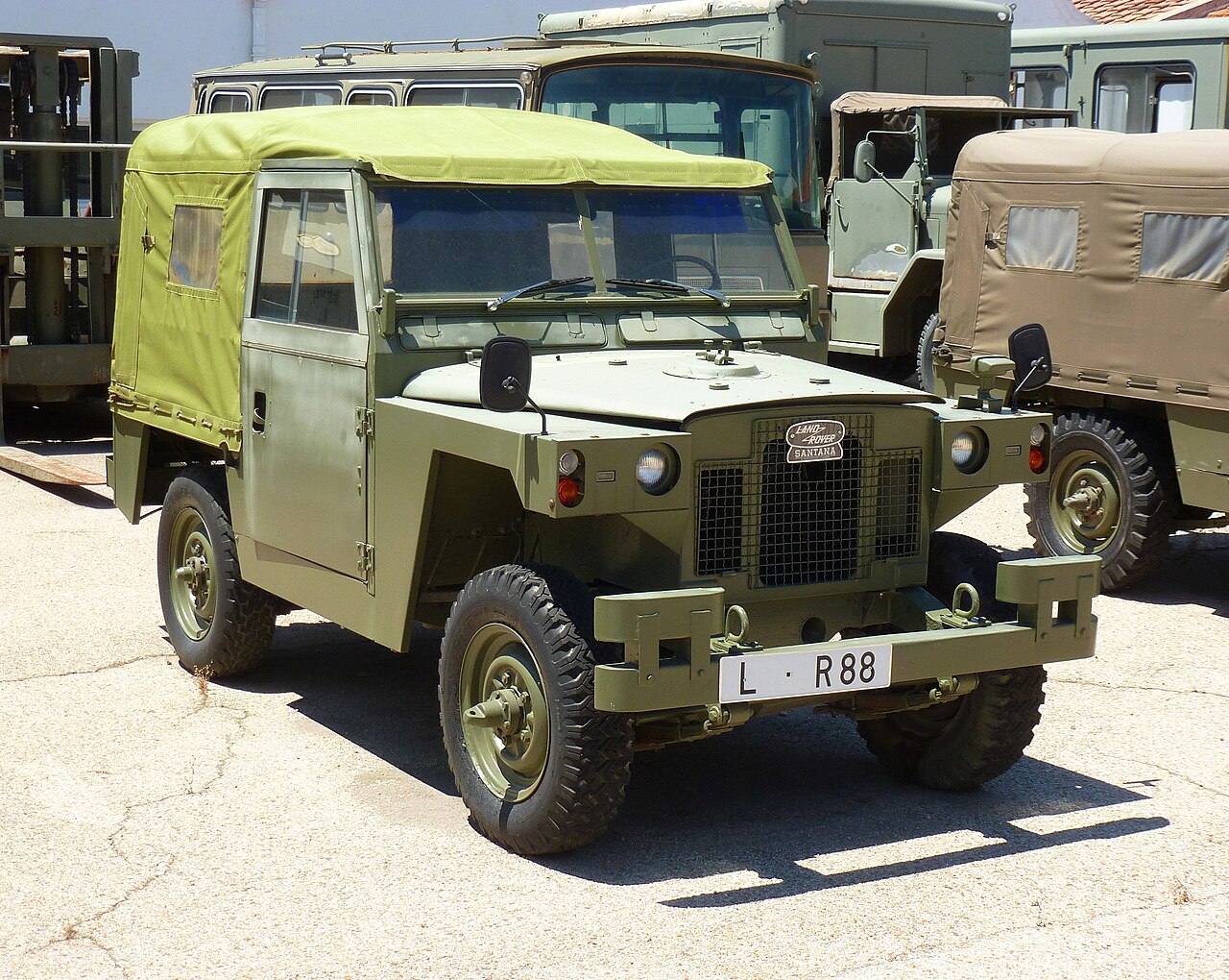 A Spanish Army Santana Land Rover in service green. This is a short-wheelbase 88 Ligero, not the 109 Mercurio signals vehicle — no freely licensed photograph of a Mercurio was found — but it shows the Santana military bodywork, grille badge and paint of the same fleet