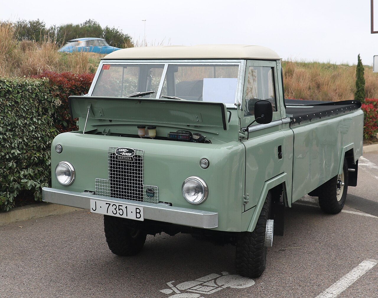 Preserved Santana 1300 pick-up on Jaén plates, bonnet raised. This is a standard 1300 chassis-cab rather than a recovery-bodied example — no freely licensed photograph of a 1300 recovery truck was found