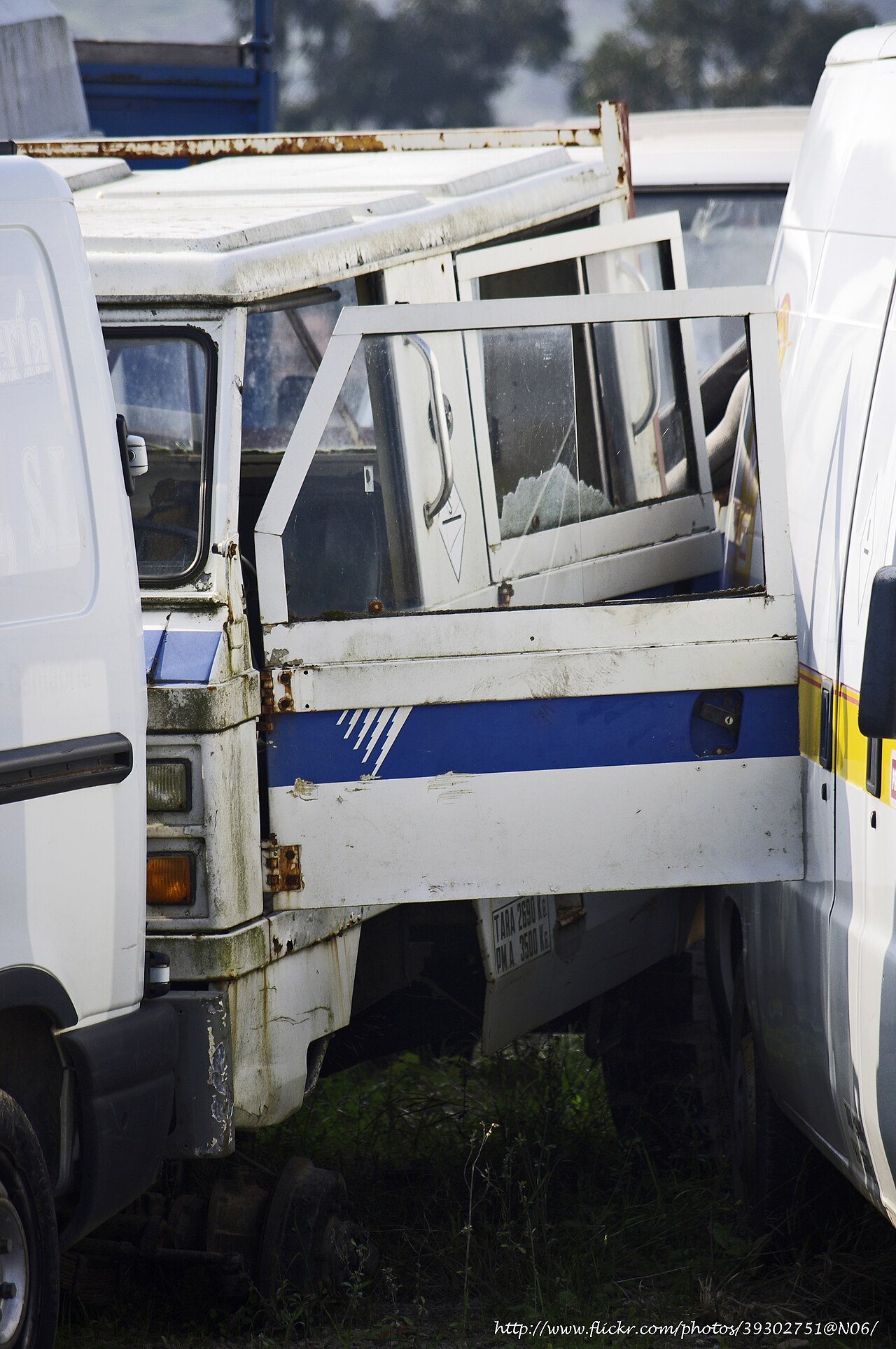 A derelict Santana 3000 with the drop-side platform body typical of the tray version — the 3000 is the 2000's larger sibling, photographed because no freely licensed image of a Santana 2000 tray was found