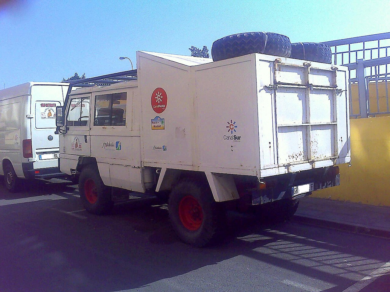 Land Rover Santana 2000 with box body, in Andalucía / Canal Sur raid support livery
