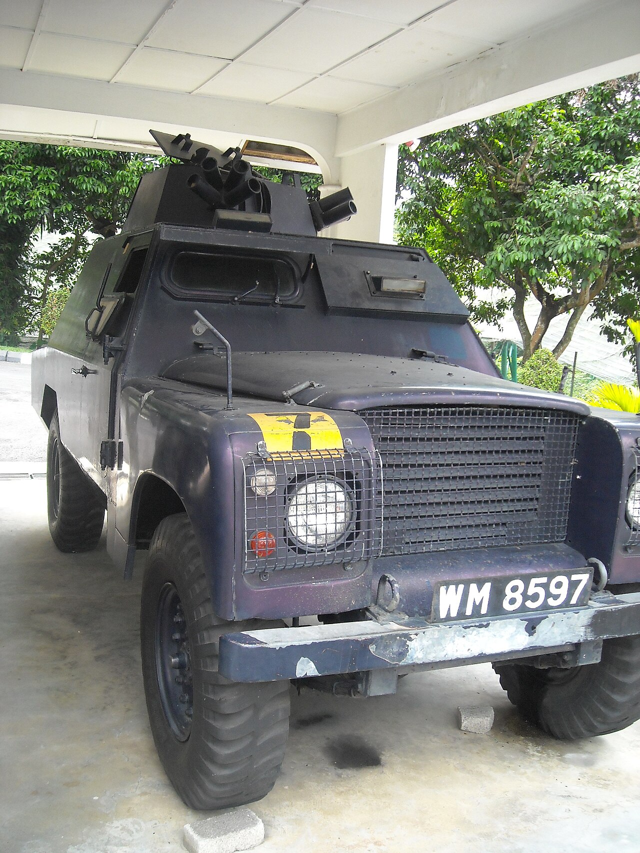 Enclosed-body armoured Land Rover of the Royal Malaysia Police at the RMP Museum, Kuala Lumpur. Commons files it under the Shorland armoured car, but the uploader describes it as a Defender-based tactical vehicle, so it is a later member of the enclosed APV line rather than a confirmed SB.401; no free photograph of a confirmed SB.401 was found.